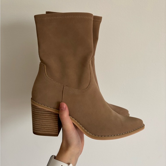 NWOT Women's Tan Mid-Calf Block Heel Boots - Picture 2 of 7